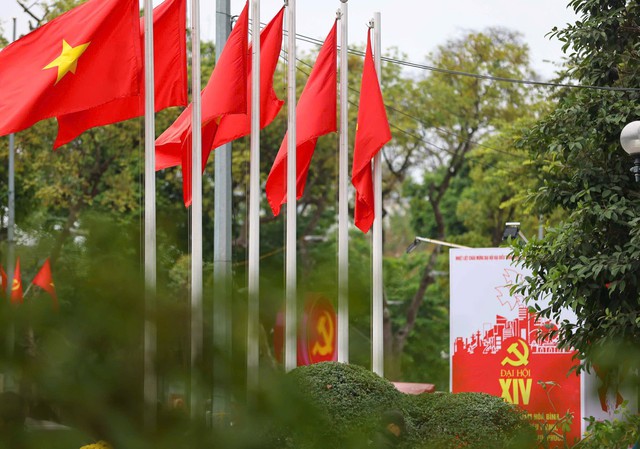 Ha Noi adorned with flags and flowers ahead of 14th National Party Congress- Ảnh 1. Ha Noi adorned with flags and flowers ahead of 14th National Party Congress- Ảnh 1.