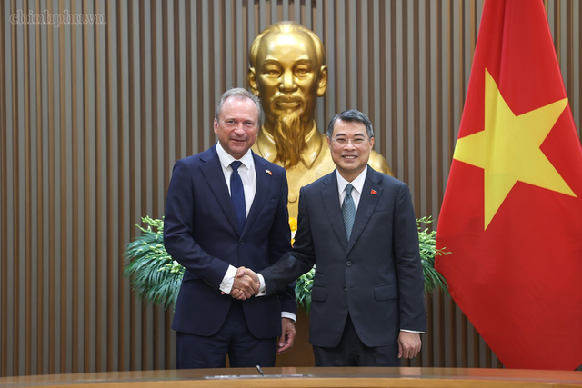 Prime Minister Le Minh Hung hosts Luxembourg’s Minister of Finance- Ảnh 1.