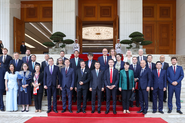Prime Minister Le Minh Hung hosts EU Ambassadors, Chargé d'affaires in Viet Nam- Ảnh 1.