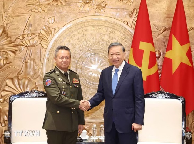 Top leader hosts Cambodian, Lao defense ministers - Ảnh 1.
