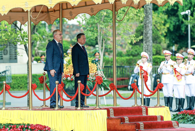 Top leader To Lam hosts welcome ceremony for Swiss President in Ha Noi - Ảnh 1.
