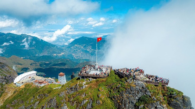 Viet Nam climbs seven spots to 52nd in WEF tourism index- Ảnh 1.