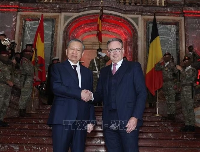 To Lam accorded official welcome ceremony in Brussels - Ảnh 1.