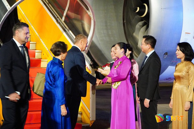Polish Prime Minister begins three-day official visit to Viet Nam - Ảnh 1.