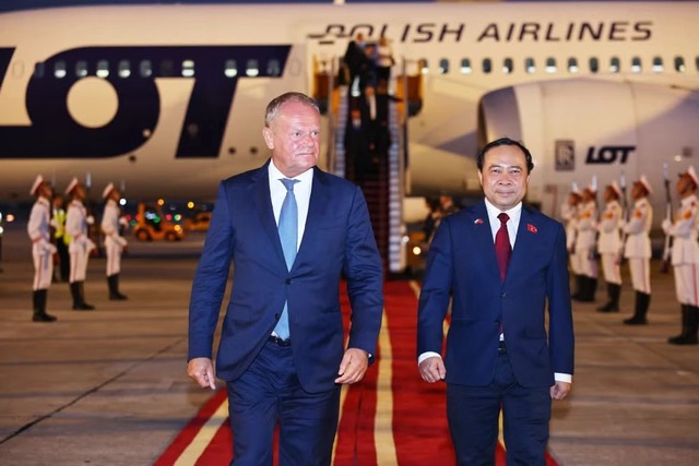Polish Prime Minister Donald Tusk arrives in Ha Noi for summit meeting with Vietnamese counterpart- Ảnh 1.