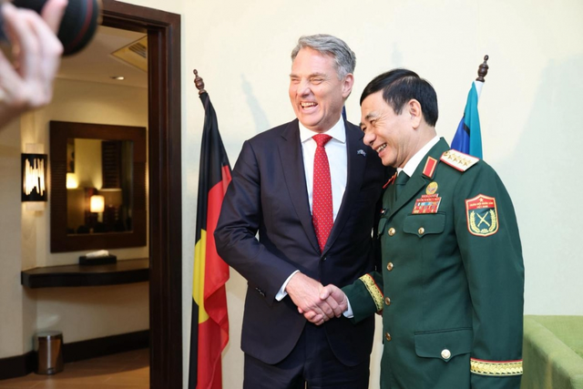 Phan Van Giang meets Australian, Japanese and Philippine defense ministers on sidelines of ADMM - Ảnh 1.