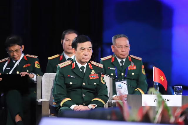 Deputy PM, defense minister attends 20th ASEAN Defense Ministers’ Meeting in Cebu  - Ảnh 1.