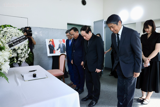 Deputy Prime Minister pays tribute to former Japanese Prime Minister Fukuda Yasuo - Ảnh 1.