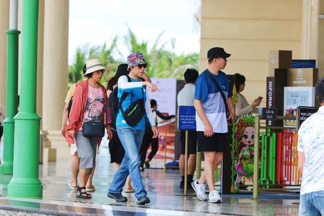 Viet Nam welcomes 17.7 million international visitors in first nine months- Ảnh 1.