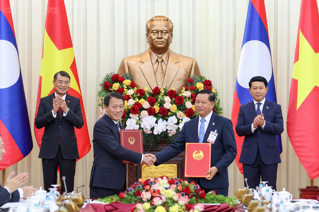 Viet Nam, Laos exchange 11 cooperation documents- Ảnh 1.