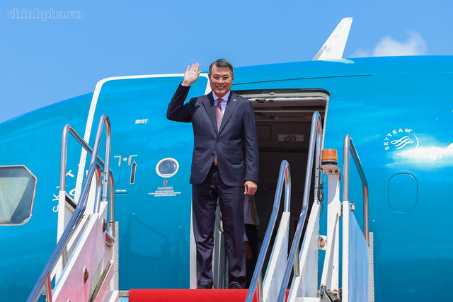 Prime Minister Le Minh Hung starts official visit to Laos- Ảnh 1.