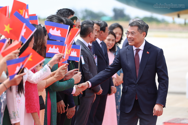 Prime Minister Le Minh Hung starts two-day official visit to Cambodia- Ảnh 1.