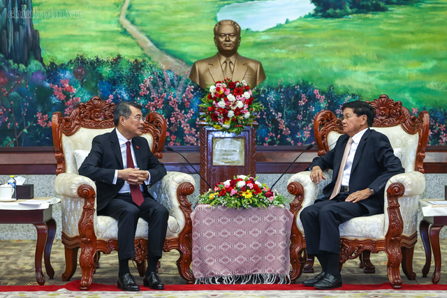 Prime Minister meets Lao General Secretary and President in Vientiane - Ảnh 1.