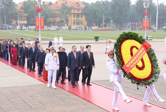 Party, State leaders pay tribute to President Ho Chi Minh ahead of Lunar New Year - Ảnh 1.