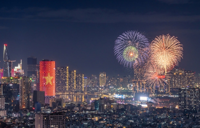 HCMC to stage fireworks at 17 locations to welcome Lunar New Year 2026- Ảnh 1.