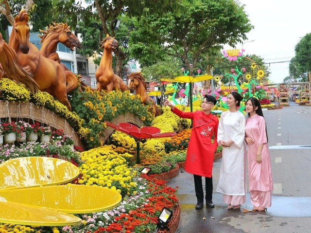 Tourism booms during Tet with 14 million visitors- Ảnh 1.