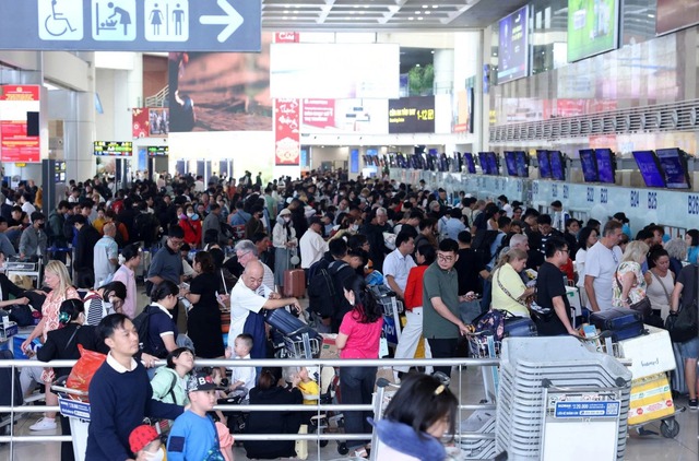 Noi Bai Airport logs record passenger traffic as Tet holiday concludes- Ảnh 1. Noi Bai Airport logs record passenger traffic as Tet holiday concludes- Ảnh 1.