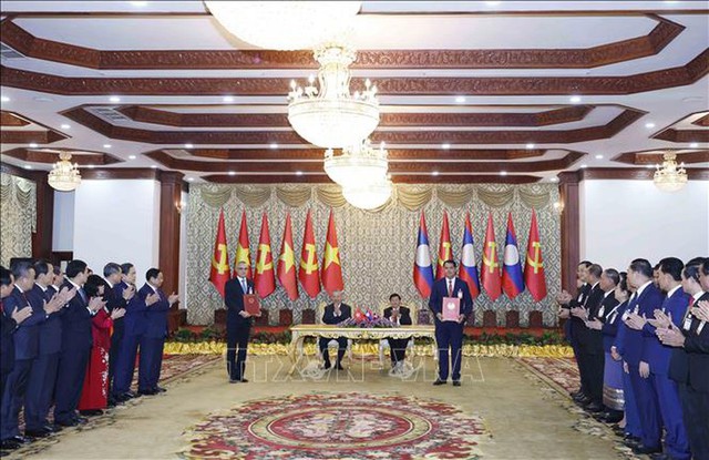Viet Nam, Laos sign cooperation agreements in Vientiane- Ảnh 1.