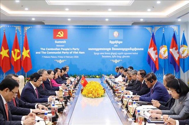 General Secretary To Lam holds summit meeting CPP President Hun Sen in Phnom Penh- Ảnh 1.