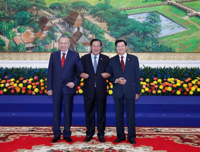 Party chiefs of Viet Nam, Laos, Cambodia meet in Phnom Penh- Ảnh 1. Party chiefs of Viet Nam, Laos, Cambodia meet in Phnom Penh- Ảnh 1.