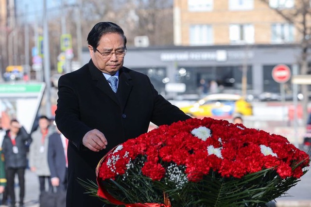 Prime Minister pays floral tribute to President Ho Chi Minh in Russia- Ảnh 1. Prime Minister pays floral tribute to President Ho Chi Minh in Russia- Ảnh 1.