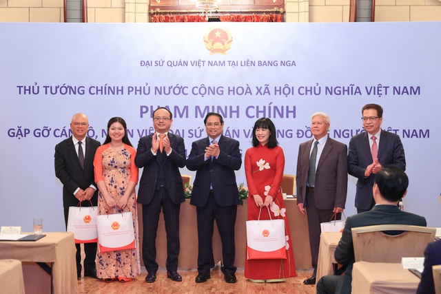 Prime Minister pays floral tribute to President Ho Chi Minh in Russia- Ảnh 4. Prime Minister pays floral tribute to President Ho Chi Minh in Russia- Ảnh 4.