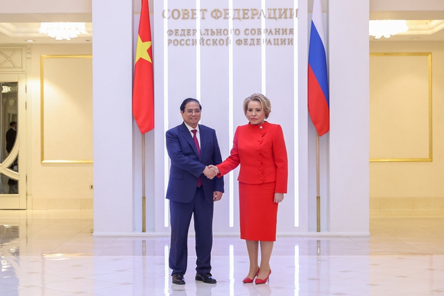 Prime Minister meets top Russian legislator in Moscow - Ảnh 1.