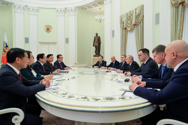 Prime Minister Pham Minh Chinh meets Russian President Putin in Moscow- Ảnh 2.