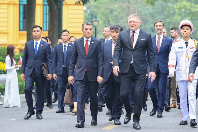 Prime Minister Le Minh Hung hosts official welcome ceremony for Slovak counterpart Robert Fico- Ảnh 2. Prime Minister Le Minh Hung hosts official welcome ceremony for Slovak counterpart Robert Fico- Ảnh 2.