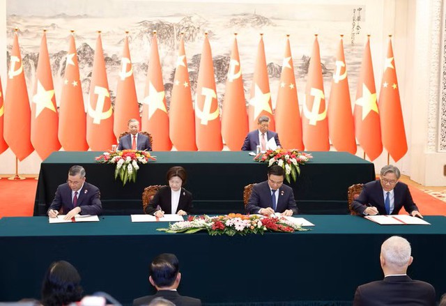 Viet Nam, China sign agreement on customs cooperation- Ảnh 1.