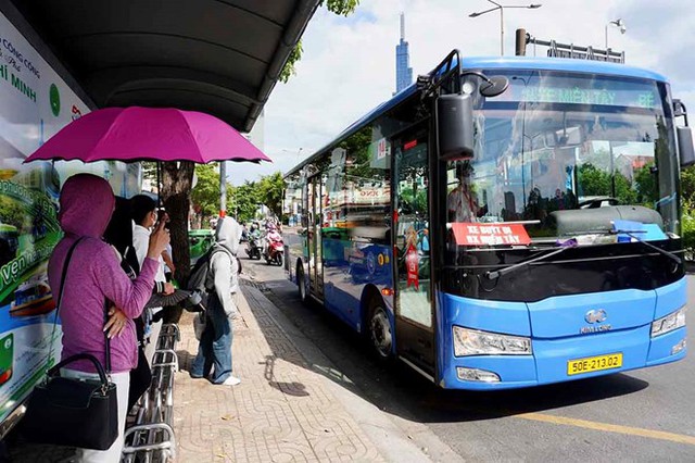 HCM City plans to waive bus service fees to reduce traffic congestion, improve air quality- Ảnh 1.