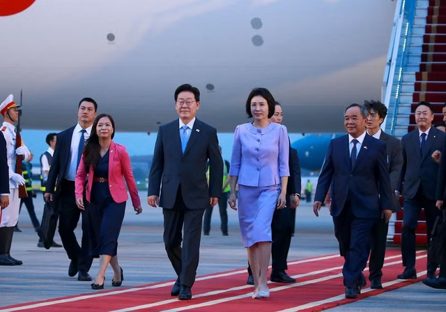 South Korean President embarks on state visit to Viet Nam- Ảnh 1.