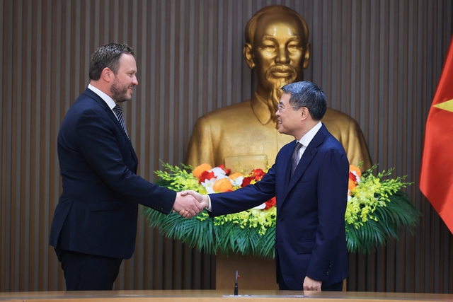 Prime Minister Le Minh Hung hosts top Estonian diplomat - Ảnh 1.