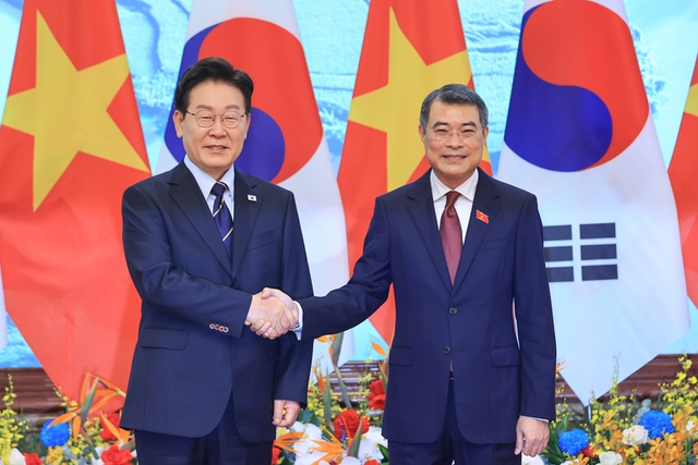 Prime Minister Le Minh Hung meets South Korean President Lee Jae Myung - Ảnh 1.
