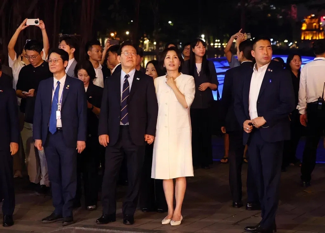 South Korean President Lee Jae Myung, spouse enjoy Ha Noi cuisines- Ảnh 3.