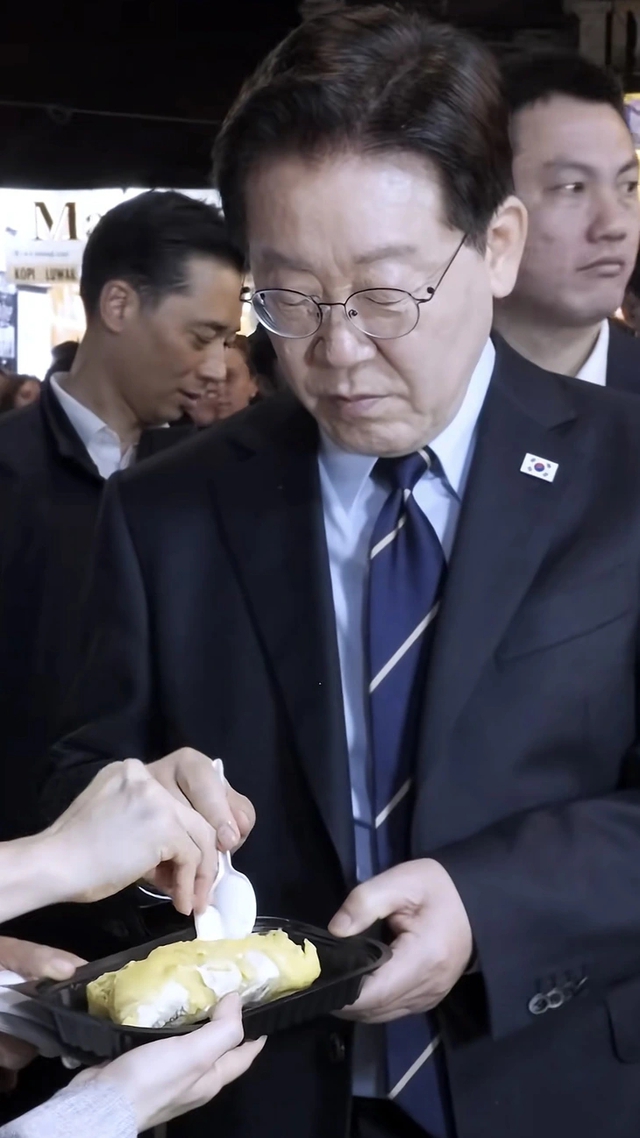 South Korean President Lee Jae Myung, spouse enjoy Ha Noi cuisines- Ảnh 9.