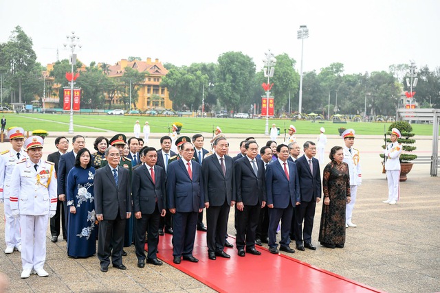 Leaders pay tribute to President Ho Chi Minh ahead of National Reunification Day- Ảnh 1.