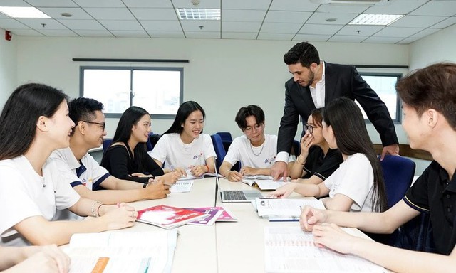 Gov’t releases plan to attract foreign experts, scientists to work in Viet Nam - Ảnh 1.