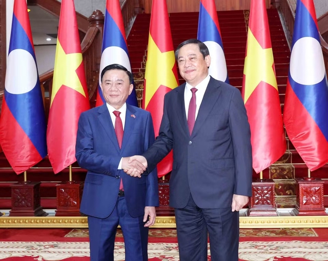 Politburo member Tran Cam Tu meets Lao Prime Minister in Vientiane- Ảnh 1. Politburo member Tran Cam Tu meets Lao Prime Minister in Vientiane- Ảnh 1.