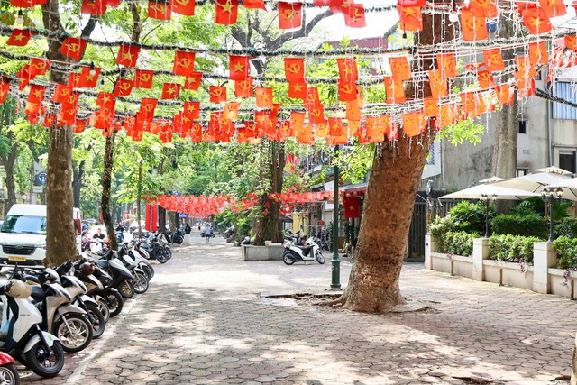 Ha Noi: Local pavements cleared in urban order crackdown- Ảnh 3. Ha Noi: Local pavements cleared in urban order crackdown- Ảnh 3.
