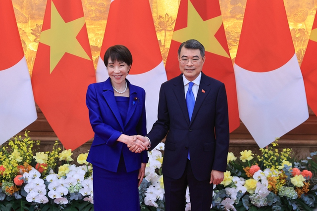 Prime Minister hosts welcome ceremony for Japanese counterpart Takaichi Sanae- Ảnh 1.