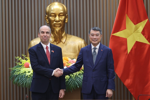 Prime Minister hosts DPRK, UK, Cuban Ambassadors - Ảnh 3.