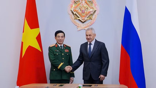 Phan Van Giang meets Sergei Shoigu in Moscow- Ảnh 1.