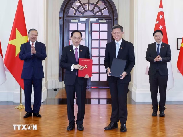 Viet Nam, Singapore sign cooperation agreements- Ảnh 1.
