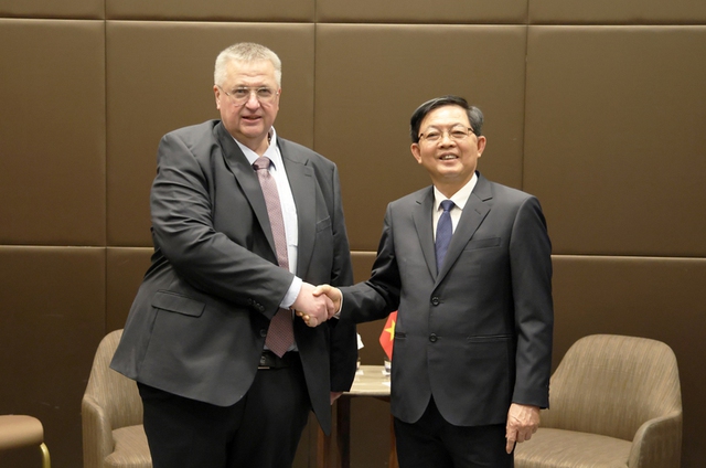 Russia expects to further expand cooperation across all fields with Viet Nam: Deputy PM Alexey Overchuk- Ảnh 1.