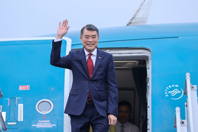 Prime Minister leaves for 48th ASEAN Summit- Ảnh 1.