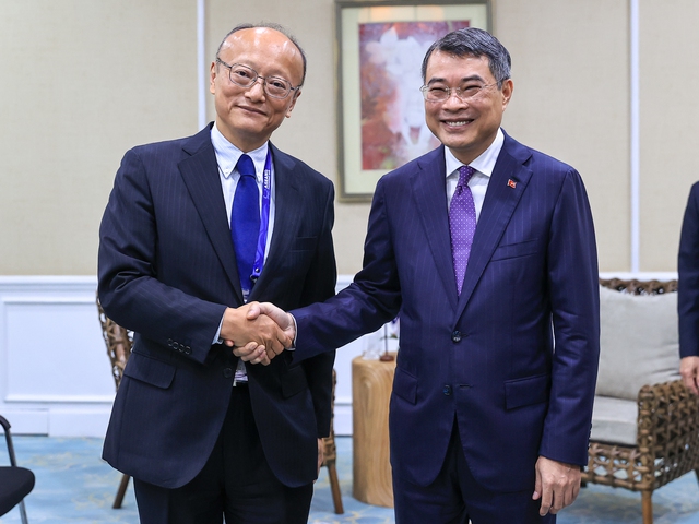 Prime Minister Le Minh Hung meets Timor-Leste Prime Minister, ADB President in Cebu- Ảnh 2.