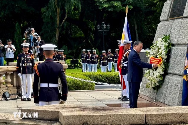 Top Vietnamese leader pays tribute to Philippine national hero Jose Rizal- Ảnh 1.