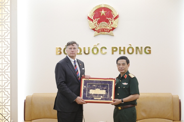 Deputy Prime Minister Phan Van Giang hosts U.S. Deputy Secretary of State Christopher Landau- Ảnh 1.