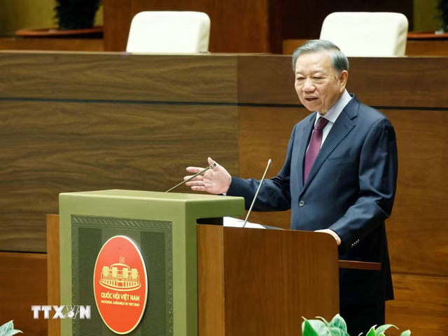Top leader clarifies Viet Nam's policy towards neighboring countries, major powers- Ảnh 1.